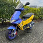 Gilera Runner 180 in blauw en geel, een iconische scooter van Hovingh Scooters