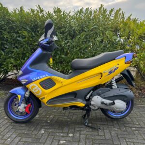 Zijaanzicht van Gilera Runner 180 in blauw en geel, een iconische scooter van Hovingh Scooters