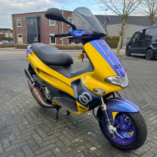 Zijaanzicht van Gilera Runner 180 in blauw en geel, een iconische scooter van Hovingh Scooters