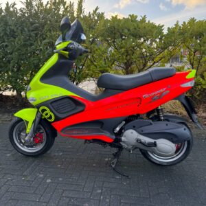 Zijaanzicht van de Gilera Runner 180 uit 1999, 4227 km, in nieuwstaat, €6750,- bij Hovingh Scooters, collector's item