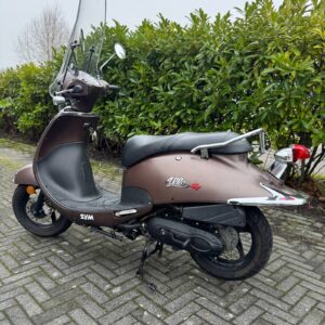 Achterzijde van de Sym Allo GT met geel kenteken, 6988 km, €850,- en 3 maanden garantie bij Hovingh Scooters