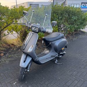 Vespa S uit 2013, mat grijs, te koop voor €1799,- bij Hovingh Scooters, omkeuren naar brommer mogelijk