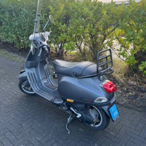 Achterzijde van de Vespa S uit 2013, mat grijs, te koop voor €1799,- bij Hovingh Scooters, omkeuren naar brommer mogelijk