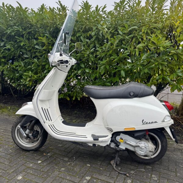 Vespa S50 S 2013 - Zijkant van de scooter