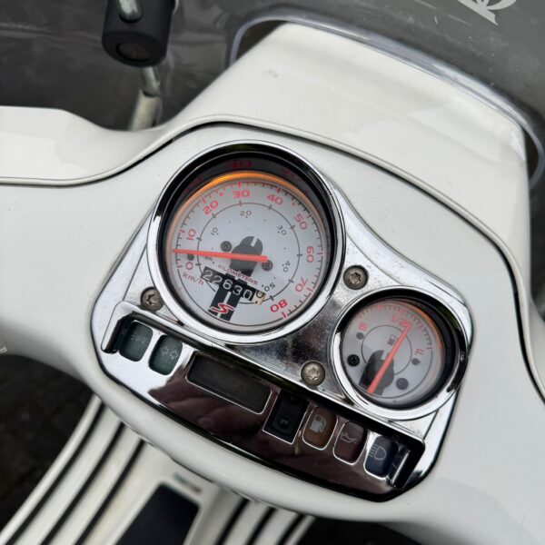 Vespa S50 S 2013 - Close up van het dashboard van de scooter