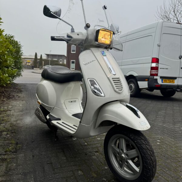 Vespa S50 S 2013 - Voorkant van de scooter