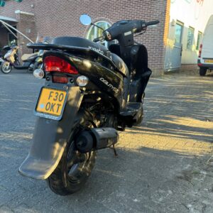 Achter aanzicht van de Kymco Agility 50 scooter uit 2012, 6122 km, tweedehands te koop voor €599,- met 3 maanden garantie.