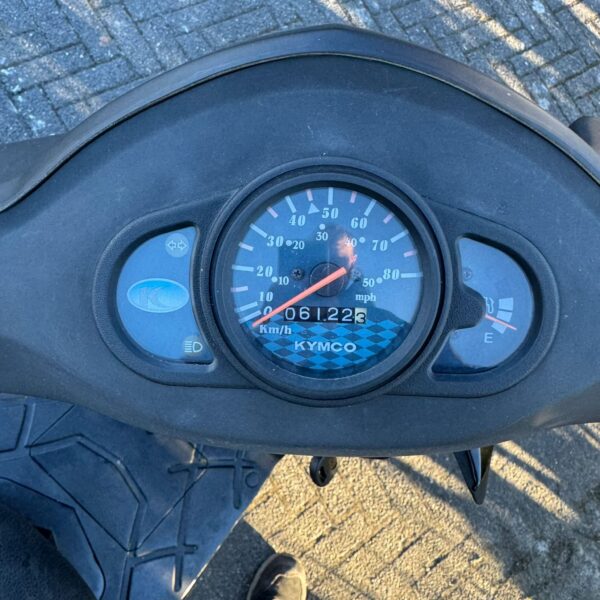 Close up dashboard van de Kymco Agility 50 scooter uit 2012, 6122 km, tweedehands te koop voor €599,- met 3 maanden garantie.