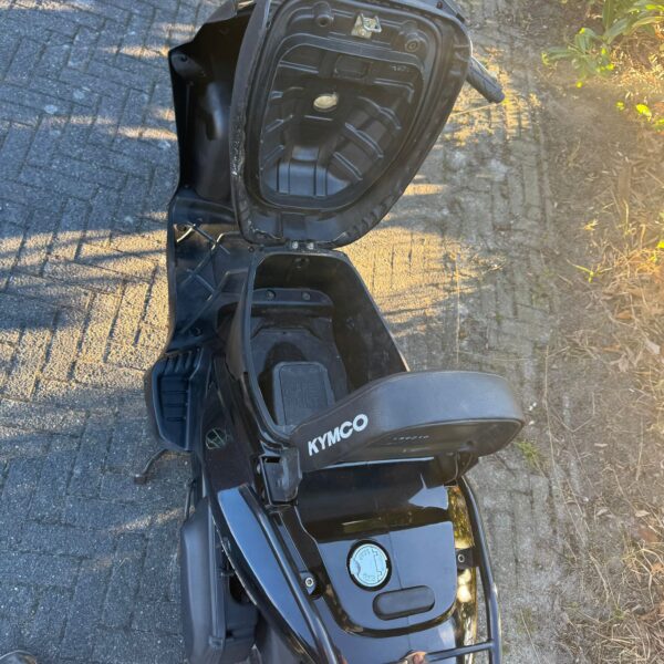 Top aanzicht van de Kymco Agility 50 scooter uit 2012, 6122 km, tweedehands te koop voor €599,- met 3 maanden garantie.