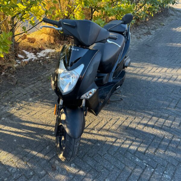 Voor aanzicht van de Kymco Agility 50 scooter uit 2012, 6122 km, tweedehands te koop voor €599,- met 3 maanden garantie.