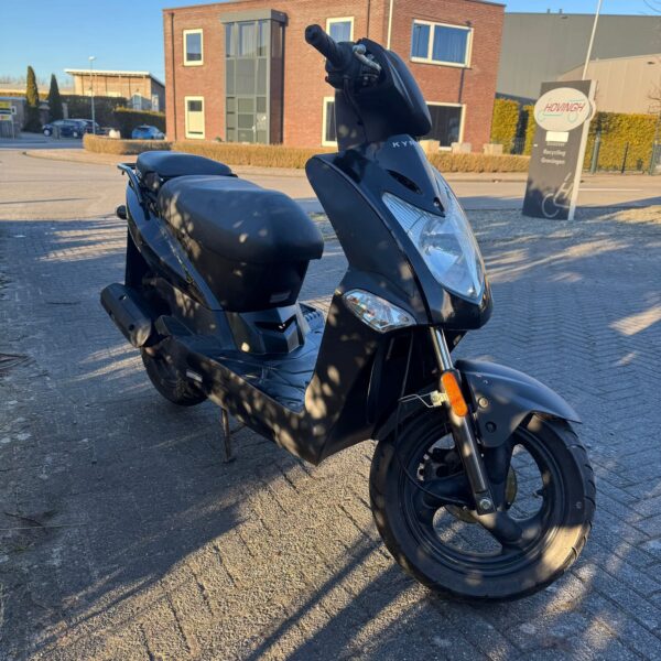 Voorzijde aanzicht van de Kymco Agility 50 scooter uit 2012, 6122 km, tweedehands te koop voor €599,- met 3 maanden garantie.