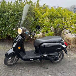 Zijaanzicht van de Sym Fiddle 3 2016 scooter, gereviseerde motor, te koop met garantie