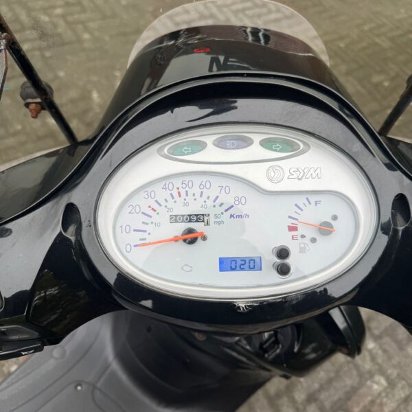 Close up van het dashboard van de Sym Fiddle 3 2016 scooter, gereviseerde motor, te koop met garantie