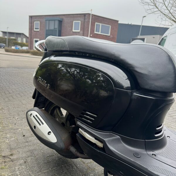 Close up van de achterzijde van de Sym Fiddle 3 2016 scooter, gereviseerde motor, te koop met garantie