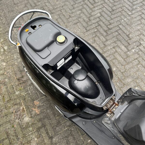 Close up van de buddyseat van de Sym Fiddle 3 2016 scooter, gereviseerde motor, te koop met garantie