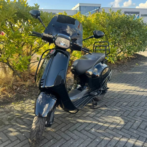 Vooraanzicht van de Vespa Sprint Black on Black uit 2017 met 24.371 km en 3 maanden garantie.