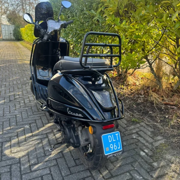 Achteraanzicht van de Vespa Sprint Black on Black uit 2017 met 24.371 km en 3 maanden garantie.