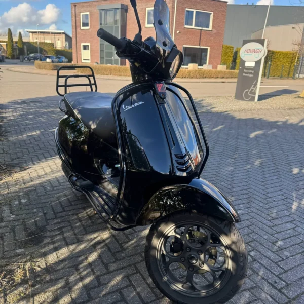 Vooraanzicht van de Vespa Sprint Black on Black uit 2017 met 24.371 km en 3 maanden garantie.