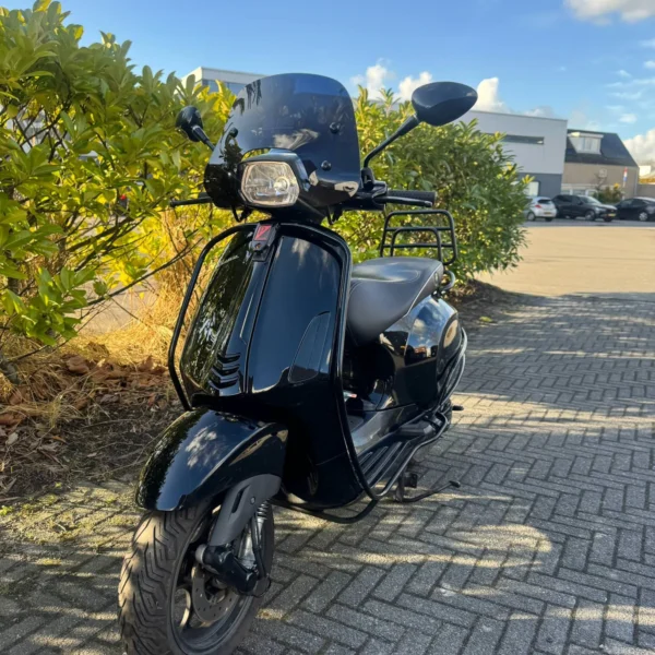 Vooraanzicht van de Vespa Sprint Black on Black uit 2017 met 24.371 km en 3 maanden garantie.