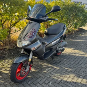 Vooraanzicht van de Gilera Runner SP 125 (180cc) uit 2002 met 21526 km, voorzien van Gilardoni 180cc cilinder, Dell’Orto 25mm carburateur en Malossi variateur.