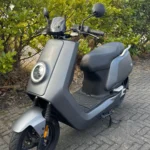 Vooraanzicht van de Niu N1S Sport uit 2021 met 16000 km, elektrische scooter met stille motor en slimme technologie, ideaal voor stadsverkeer.