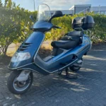 Zijaanzicht van de Piaggio Hexagon LXT 180cc 1999 motorscooter A2 met 39.000 km, topkoffer, 3 maanden garantie, start en rijdt perfect, te koop voor €1499,-.