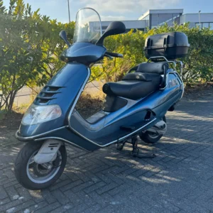 Zijaanzicht van de Piaggio Hexagon LXT 180cc 1999 motorscooter A2 met 39.000 km, topkoffer, 3 maanden garantie, start en rijdt perfect, te koop voor €1499,-.