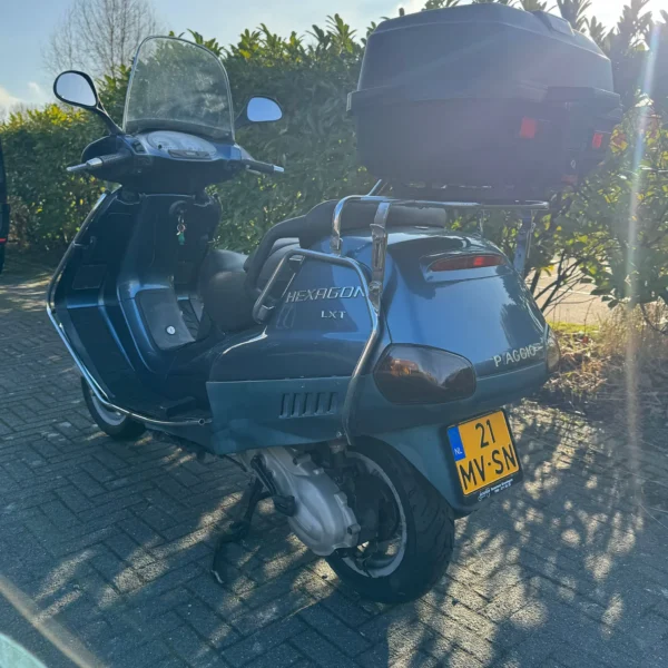 Achteraanzicht van de Piaggio Hexagon LXT 180cc 1999 motorscooter A2 met 39.000 km, topkoffer, 3 maanden garantie, start en rijdt perfect, te koop voor €1499,-.