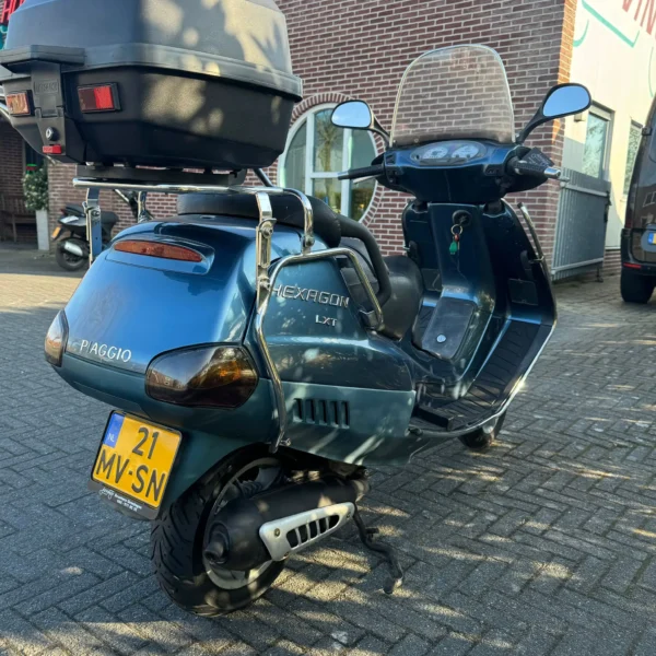 Achteraanzicht van de Piaggio Hexagon LXT 180cc 1999 motorscooter A2 met 39.000 km, topkoffer, 3 maanden garantie, start en rijdt perfect, te koop voor €1499,-.