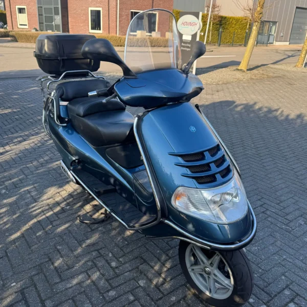 Vooraanzicht van de Piaggio Hexagon LXT 180cc 1999 motorscooter A2 met 39.000 km, topkoffer, 3 maanden garantie, start en rijdt perfect, te koop voor €1499,-.