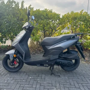 Zijaanzicht van de Sym Orbit 2 2014 scooter met 16000 km, 4-takt motor en 3 maanden garantie, te koop voor €799,-.