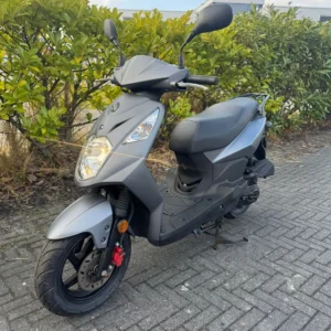 Vooraanzicht van de Sym Orbit 2 2014 scooter met 16000 km, 4-takt motor en 3 maanden garantie, te koop voor €799,-.