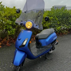 Vooraanzicht van de Sym Fiddle2 2020 in matte blauw met smoke windscherm en klapdrager – tweedehands scooter geel kenteken
