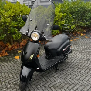 Vooraanzicht van de Sym Fiddle2 scooter 2022 zwart met beugelset en windscherm – 1060 km – tweedehands met garantie