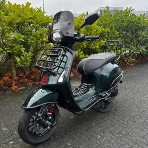 Vooraanzicht van de Vespa Sprint Racing Sixties Green 2020 met Bitubo vering, Zelioni styling en zwarte accessoires – tweedehands scooter 45 km/u