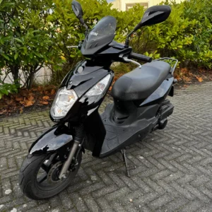 Vooraanzicht van de Sym Orbit2 125cc scooter uit 2012 in zwarte kleur met 16915 km – betrouwbare 125cc occasion