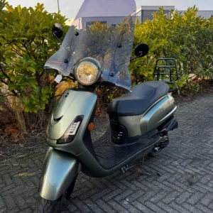 Vooraanzicht van de Sym Fiddle 2 Green 2021 met geel kenteken en accessoires – occasion scooter met onderhoud en garantie