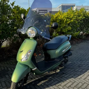 Vooraanzicht van de Sym Fiddle 2 scooter 2022 in originele mat groene kleur met smoke windscherm – Nieuwstaat – te koop bij Hovingh Scooters