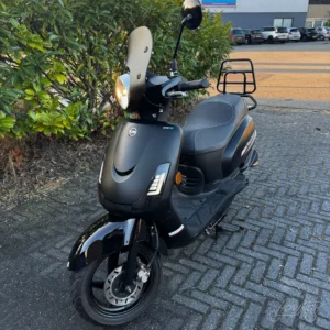 Sym Fiddle 2 2022 mat zwart voorkant aanzicht geel kenteken