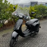 Vespa Sprint Black on Black 2019 zwart — voorkant geel kenteken te koop bij Hovingh Scooters Groningen
