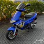 Gilera Runner 180 2000 blauw — voorkant geel kenteken te koop bij Hovingh Scooters Groningen