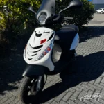 Piaggio Zip 2T 2006 — voorkant geel kenteken te koop bij Hovingh Scooters Groningen