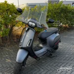 Vespa Sprint 2022 mat grijs — voorkant geel kenteken te koop bij Hovingh Scooters Groningen