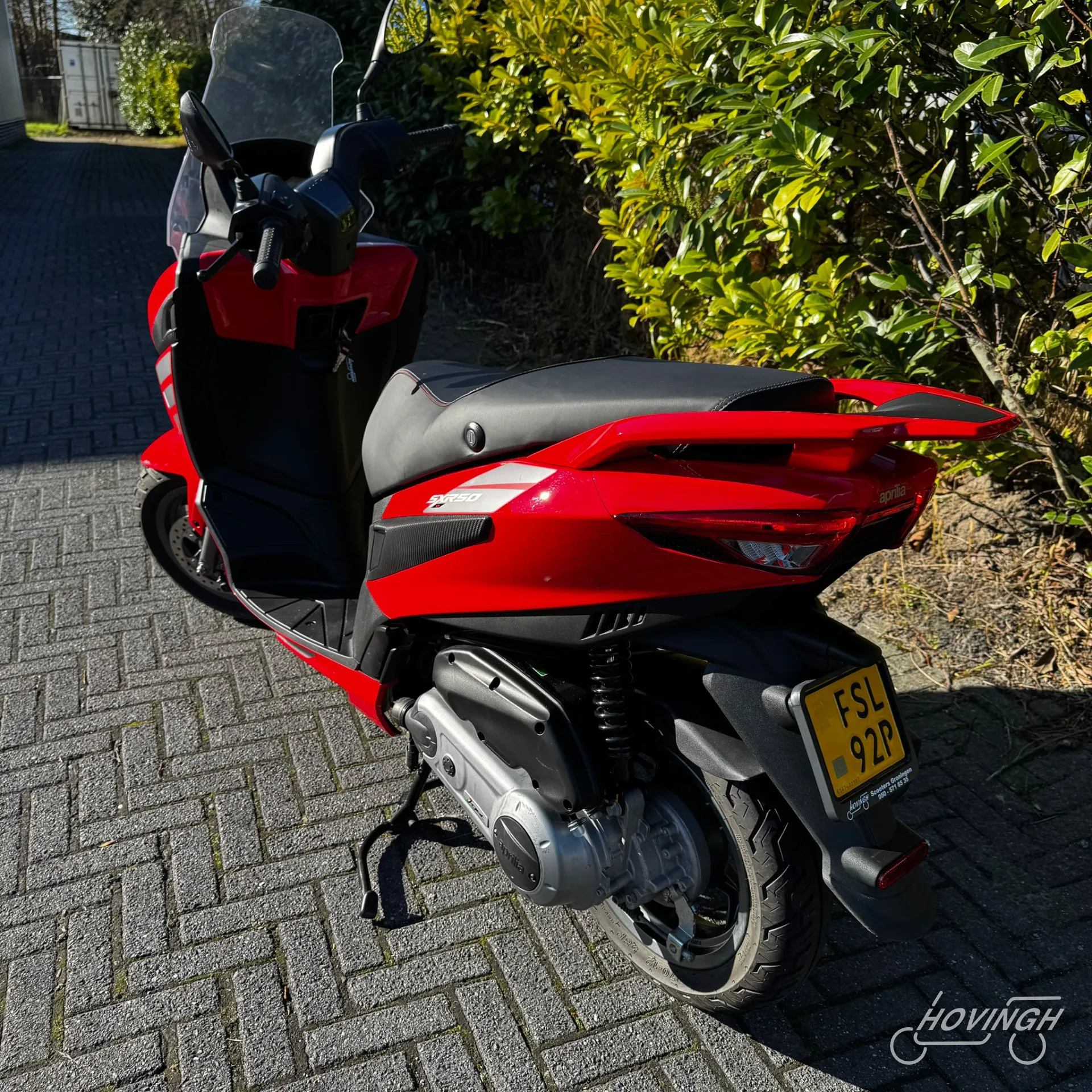 Aprilia SXR 50 2024 rood schuine achterkant links