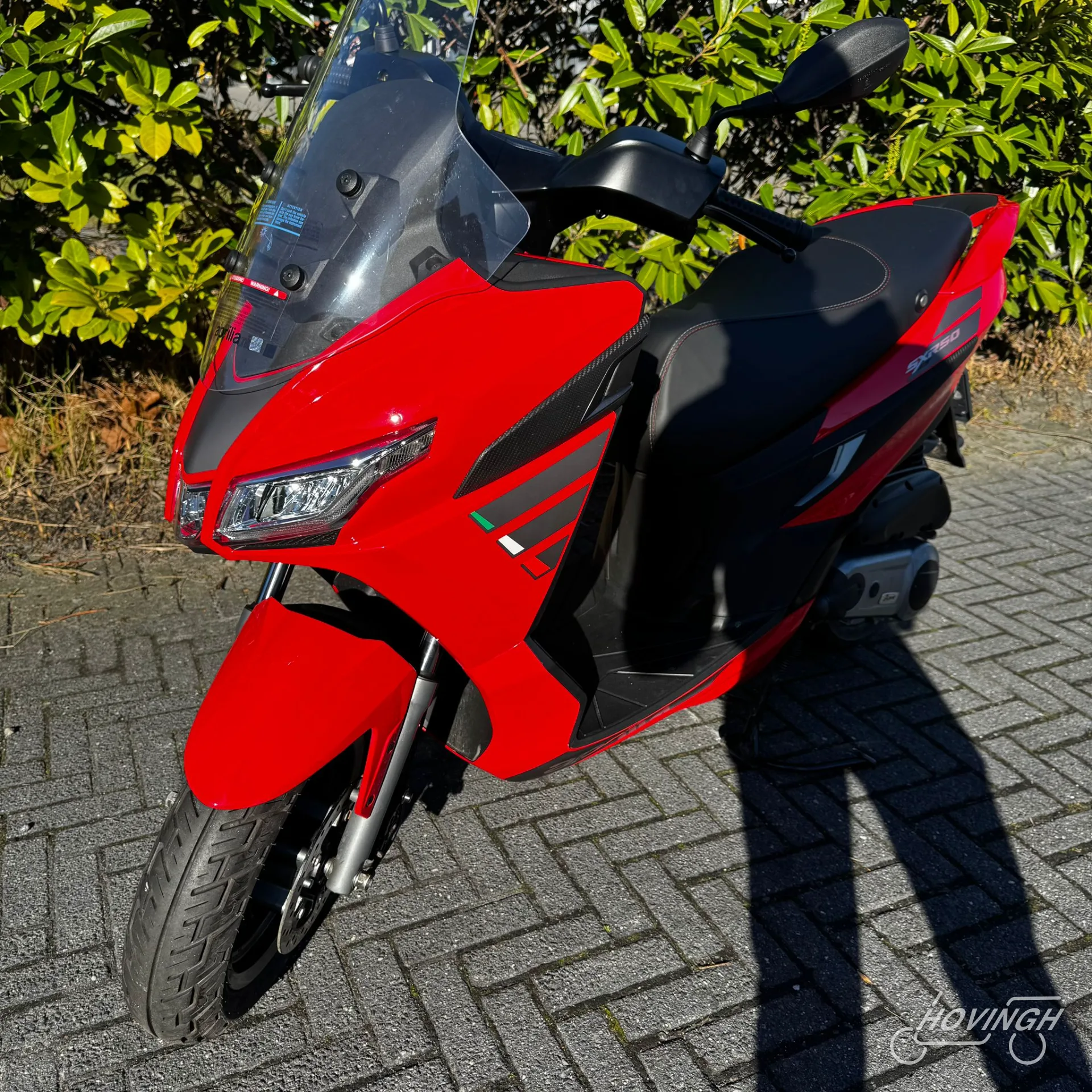 Aprilia SXR 50 2024 rood schuine voorkant links geel kenteken