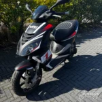 Piaggio NRG Power 2005 Zwart met rode en witte stickers — voorkant geel kenteken te koop bij Hovingh Scooters Groningen