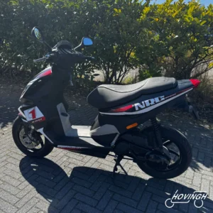 Piaggio NRG Power 2005 Zwart met rode en witte stickers linkerzijkant