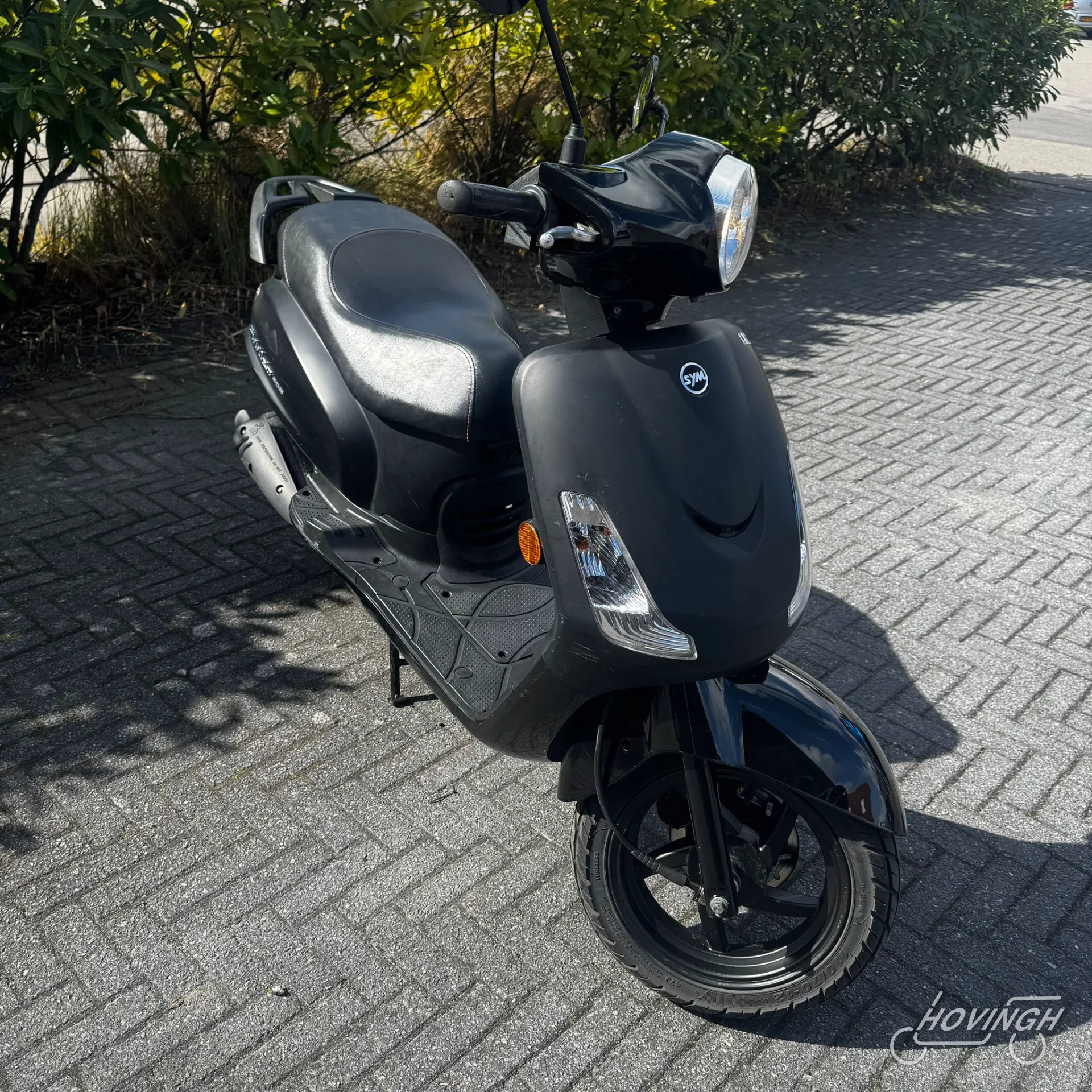 Sym Fiddle2 2020 zwart schuine voorkant rechts geel kenteken