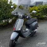 Vespa Sprint 2023 2023 mat grijs — voorkant geel kenteken te koop bij Hovingh Scooters Groningen