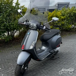 Vespa Sprint 2023 2023 mat grijs — voorkant geel kenteken te koop bij Hovingh Scooters Groningen